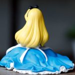 14cm Princess Alice in Wonderland Sitting with Garland PVC Figure - Image 4