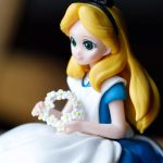 14cm Princess Alice in Wonderland Sitting with Garland PVC Figure - Image 2